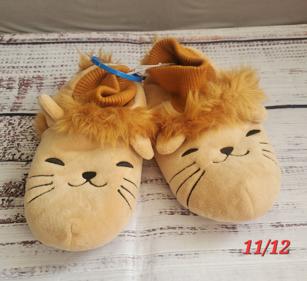 lion slippers new - size Shoes: Toddler Size 11
