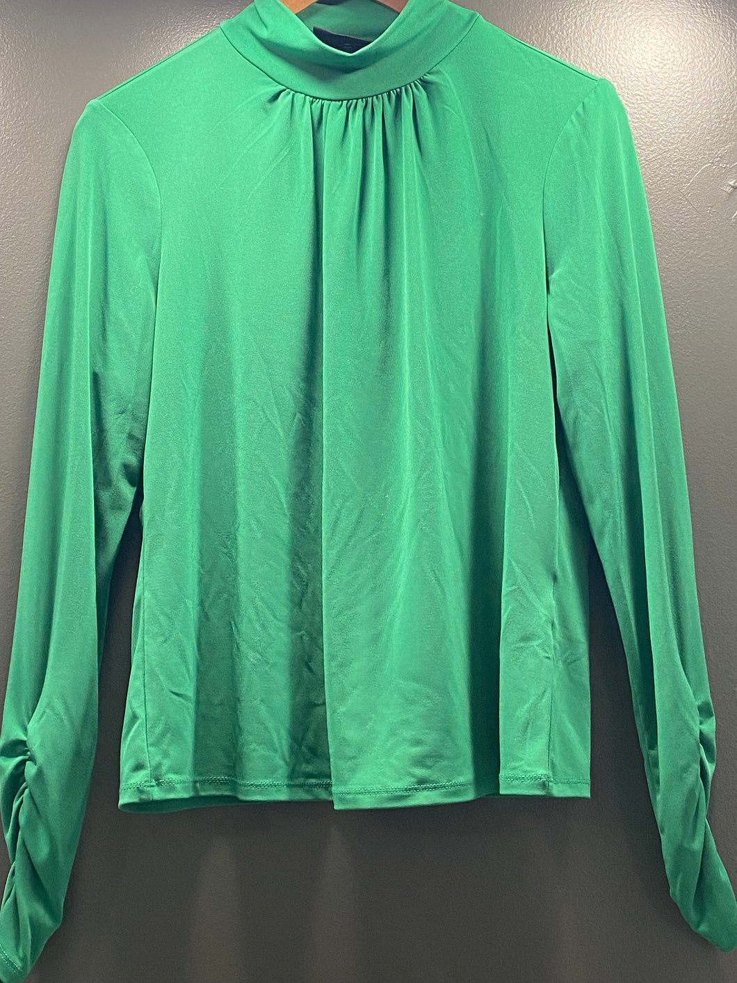 New York & Co Green Top Long sleeve- size Medium - size Women M (8-10)