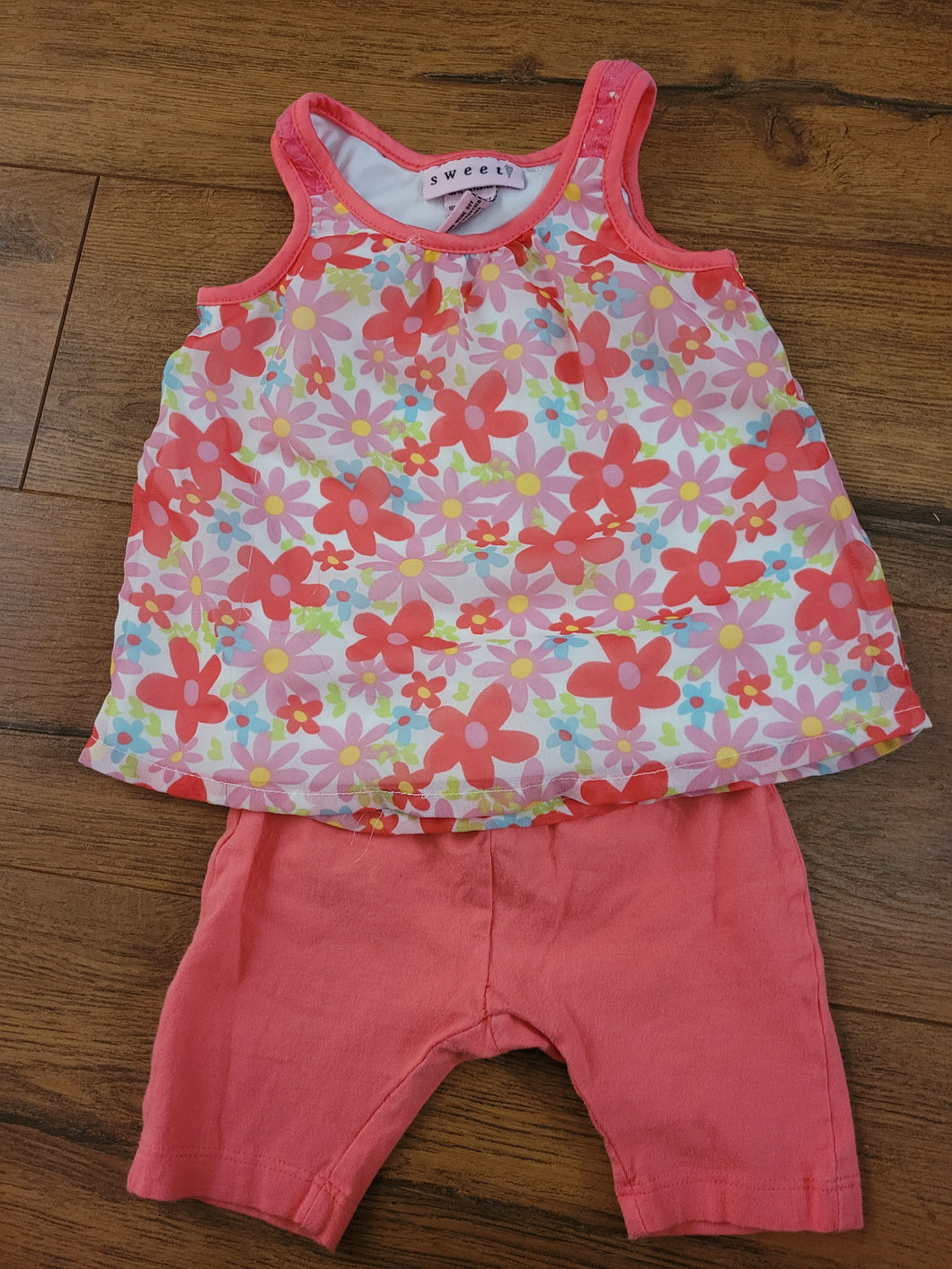 Sweet 2 pc shorts Outfit Sleeveless shirt w/flora - size 12 Months