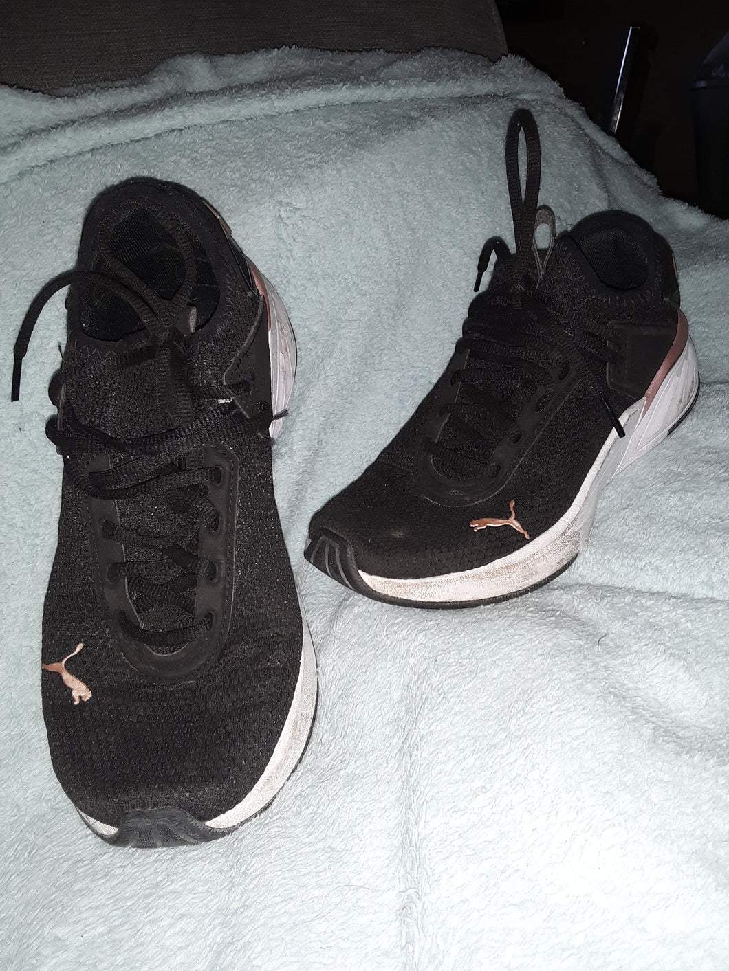 PUMA BLACK W/ PINK SNEAKERS - size Shoes-teen 8