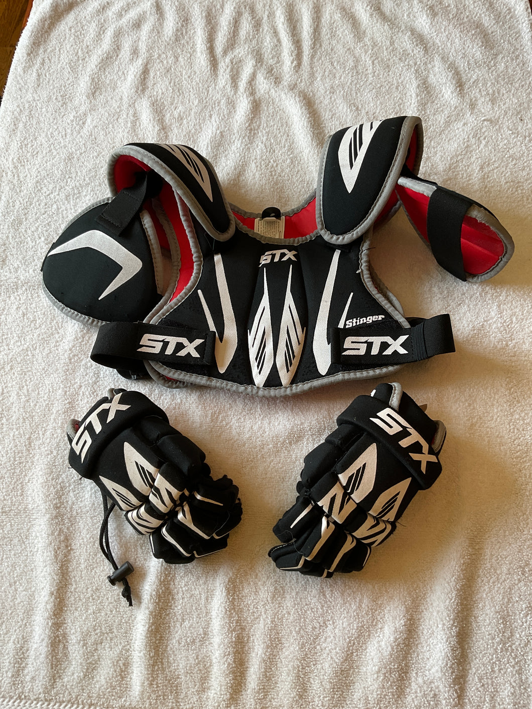 Youth six lax gloves & Shoulder chest cover XS