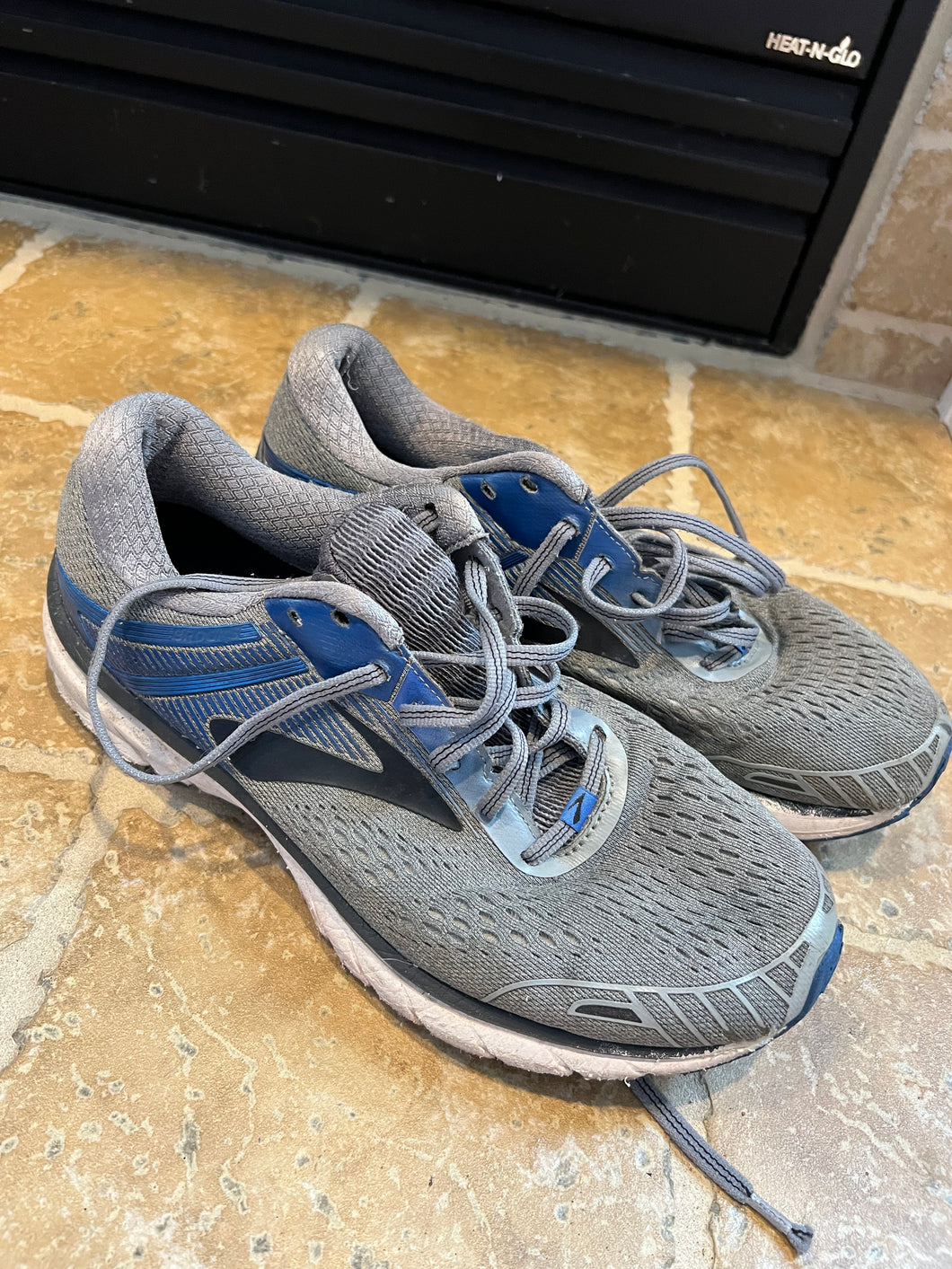 BROOKS RUNNING SHOES GRAY W/SHINE BLUE ACCENT - size Shoes-Men 10