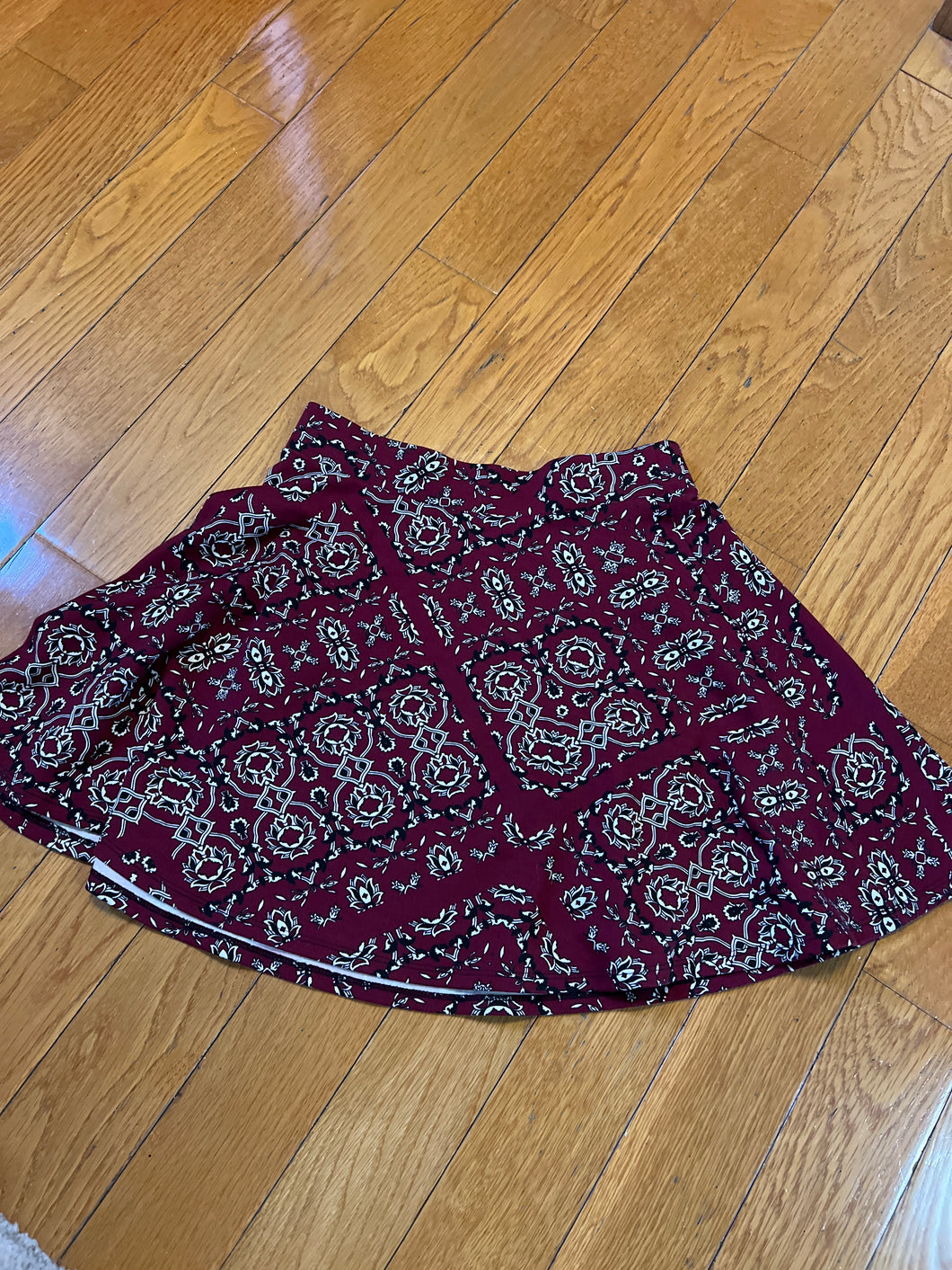 AEROPOSTALE SKIRT MAROON/BLACK/WHITE - size Junior Girls S (3-5)