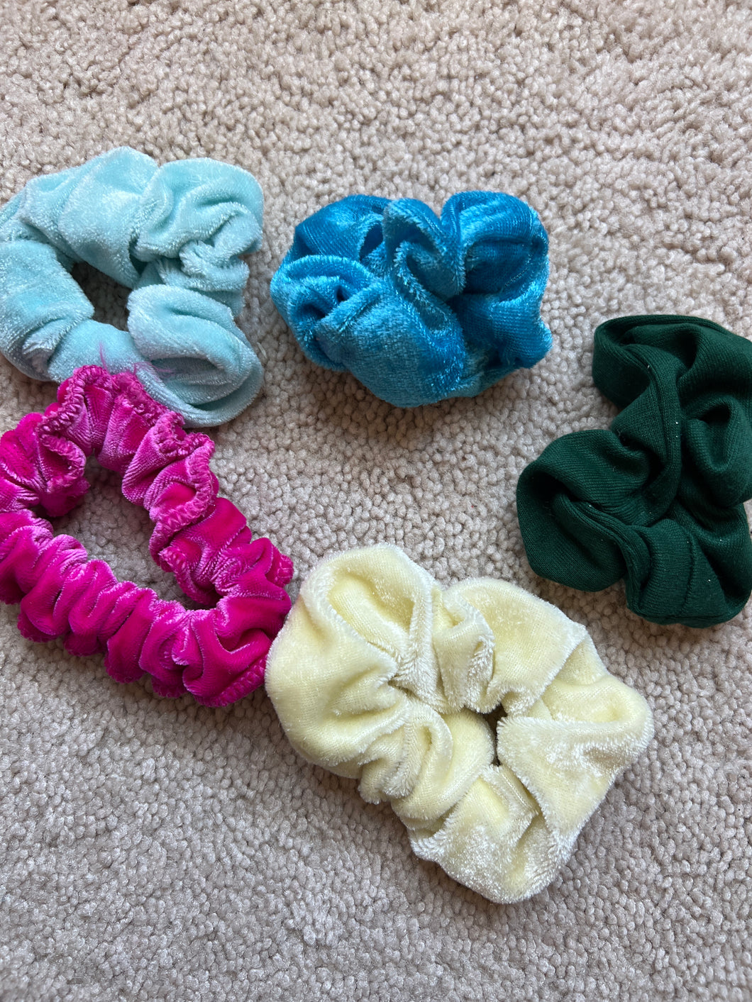 LOT OF 5 SCRUNCHIES VARIOUS COLORS