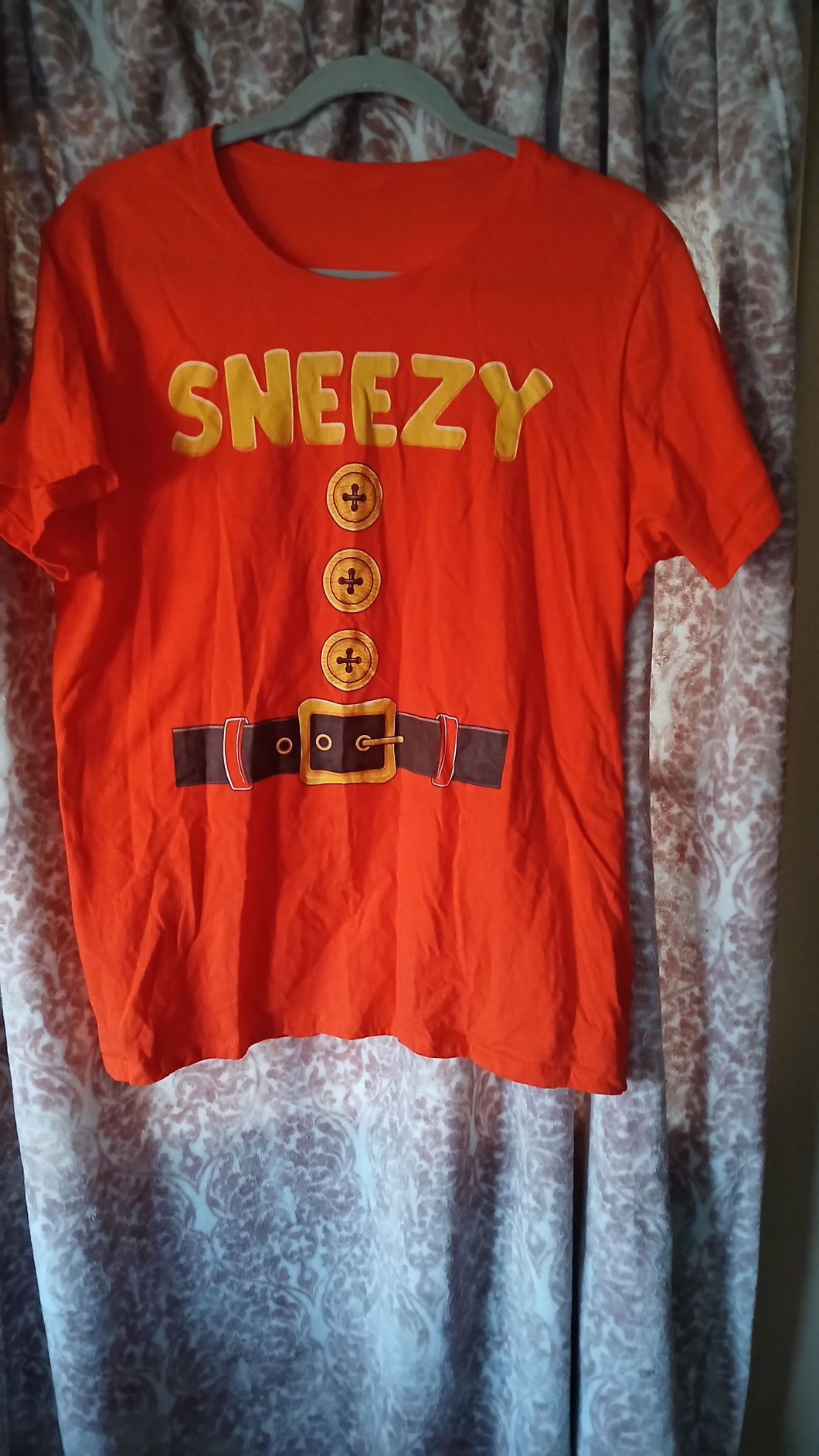 SNEEZY TEE - size Junior Girls XL (15-17)