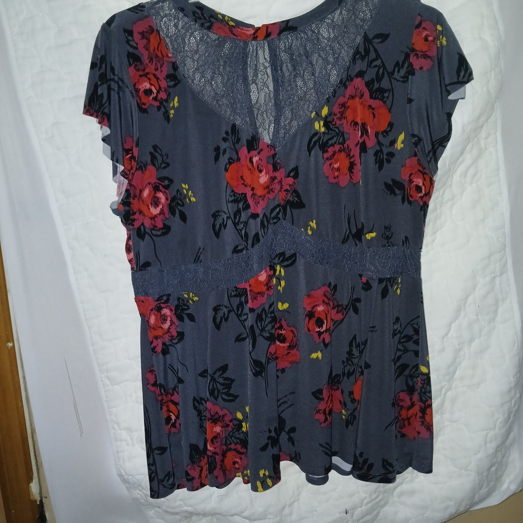 TORRID GRAY FLOWERED TOP - size Women 1XL (16-18)