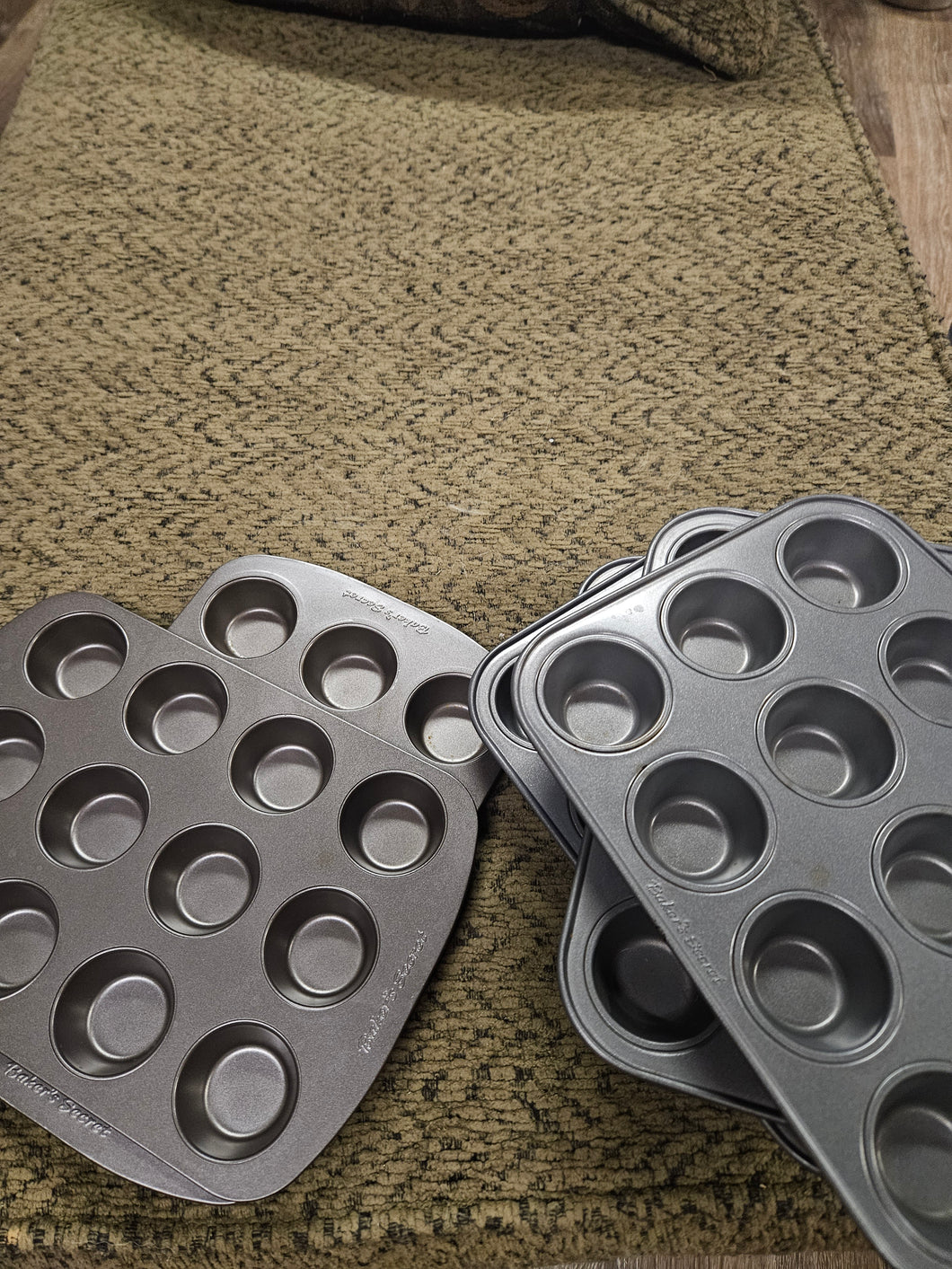 Baker secret mini Cupcake pans (6)