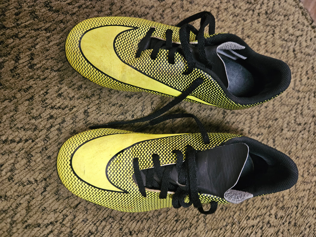 Nike soccer cleats - size shoes-youth 5.5