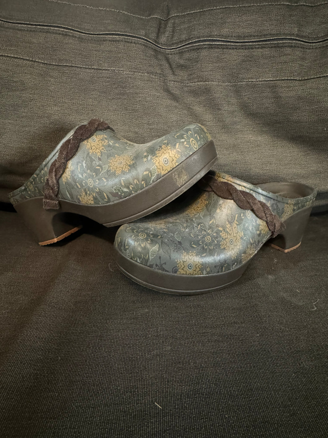 Crocs slip on clogs Brown with muted floral - size Shoes-Womens 8