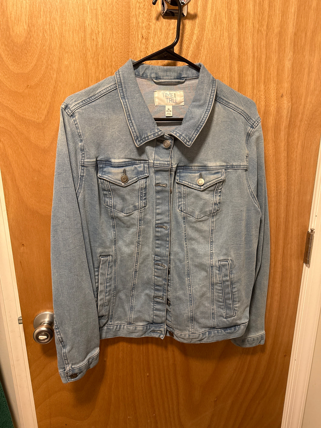 TIME & TRU light wash denim jacket - size Women XL (14)