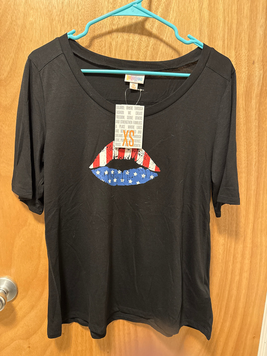 Lularoe NWT Black tee red, white, blue lips - size Women XS (0-2)