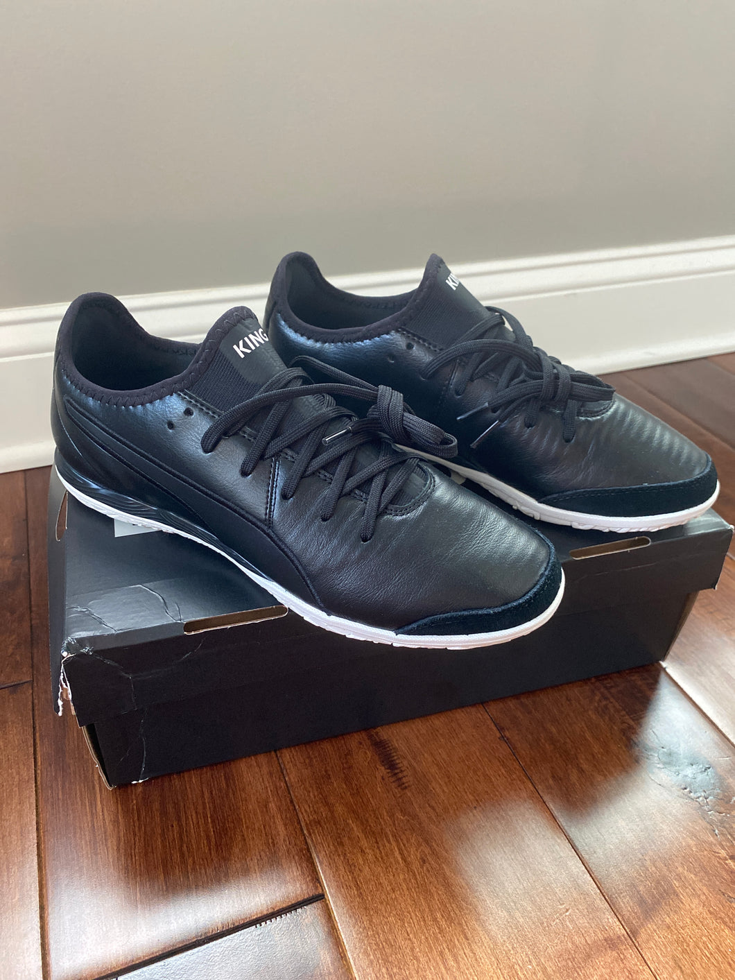 NWT New Puma King Soccer Indoor, mens sz 9.5 - size Shoes-teen 9