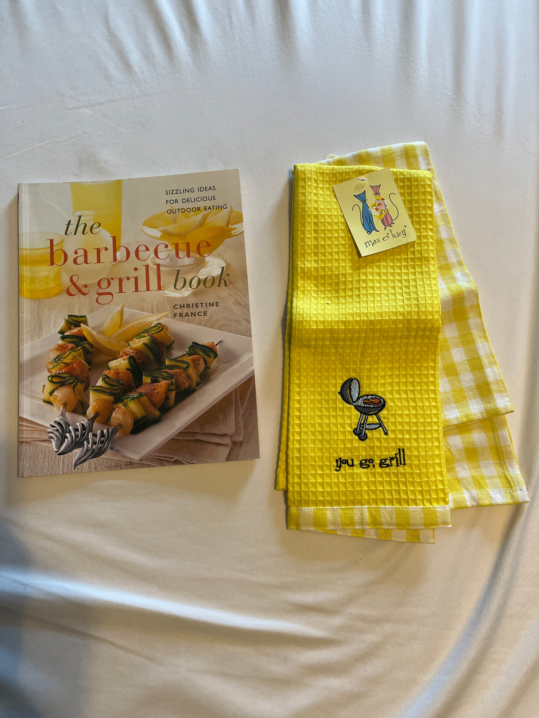 Grill cookbook, 2 towels