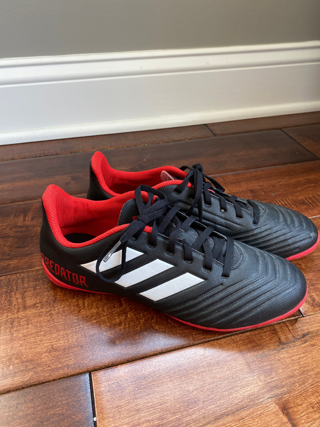 Adidas indoor soccer like new futsal - size Shoes-teen 7.5