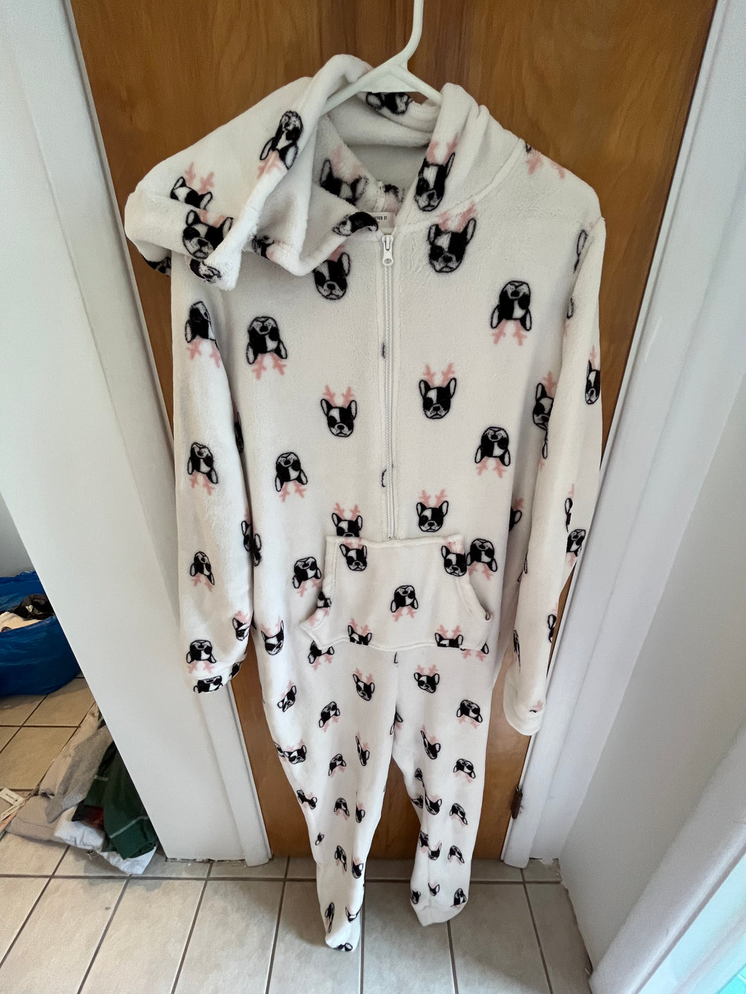 Forever 21 fleece onesie With hood- white w/black - size Women L (12)