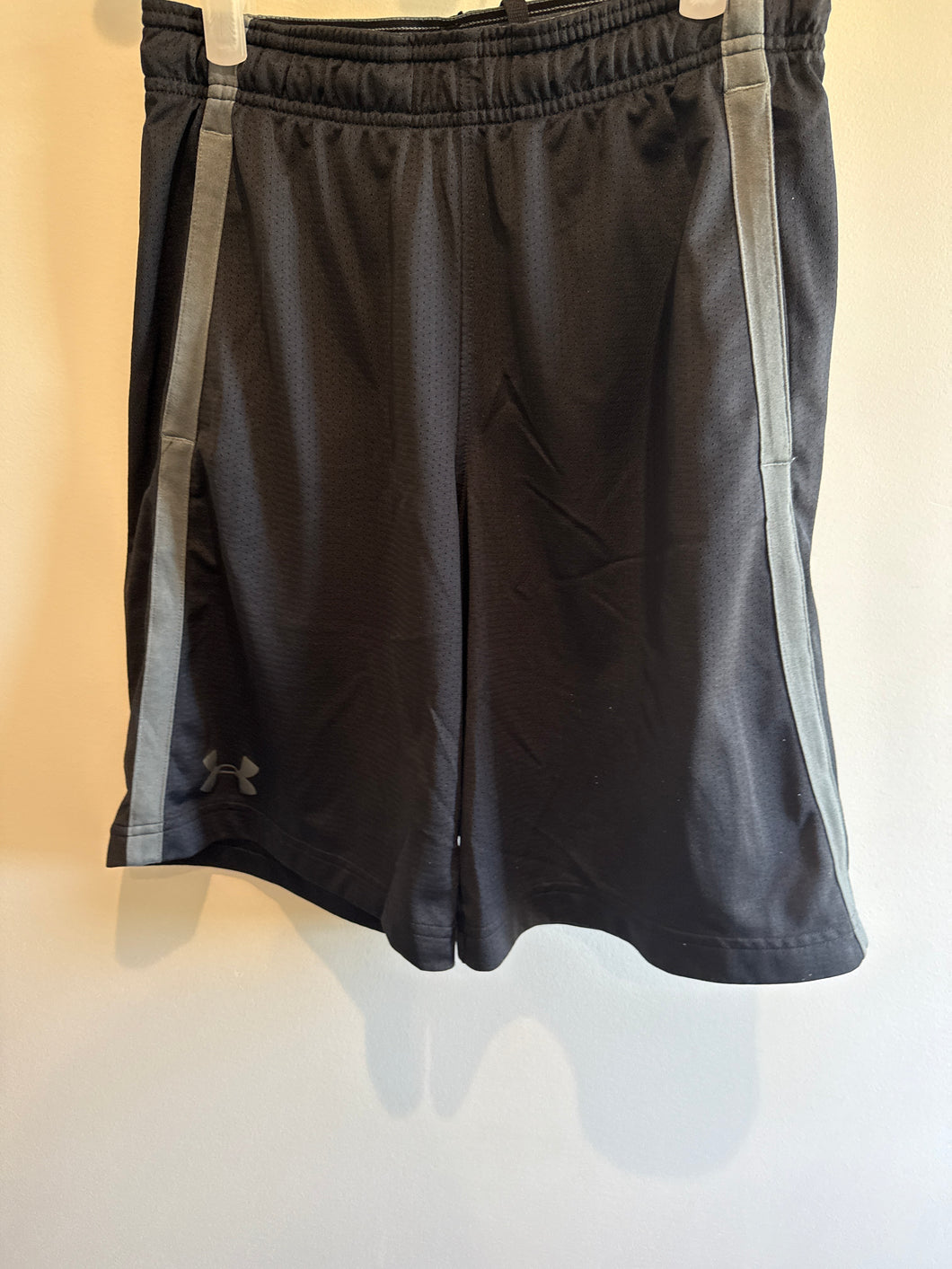 Under Armor Shorts Black Mesh Gray Stripe - size Mens S