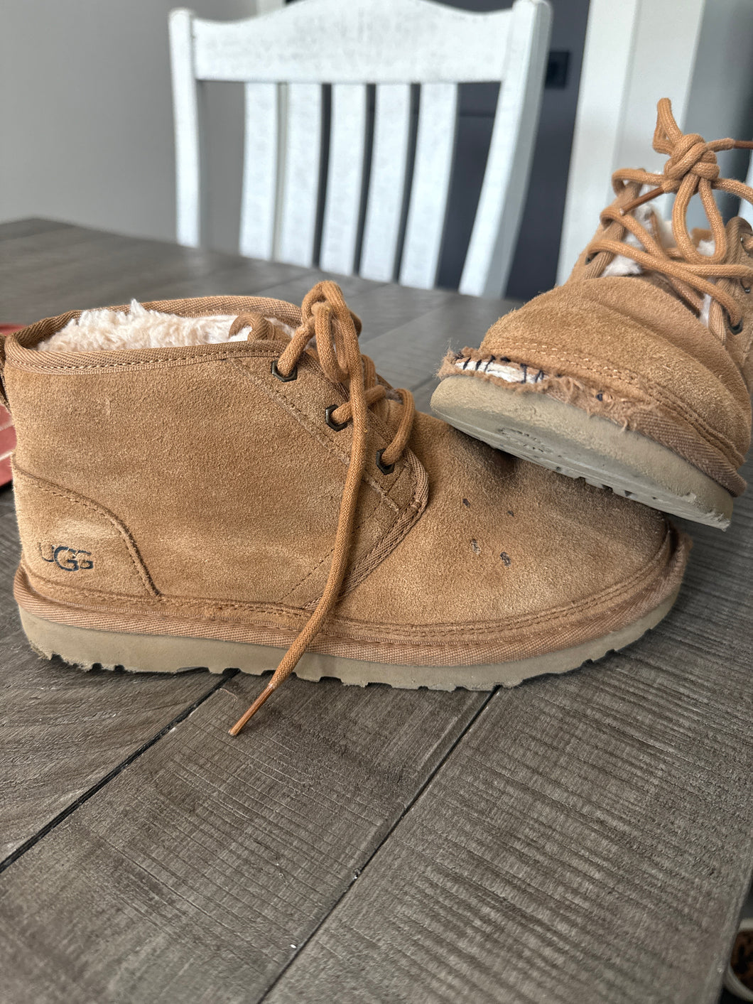 Authentic Ugg - damaged - size Shoes-teen 7