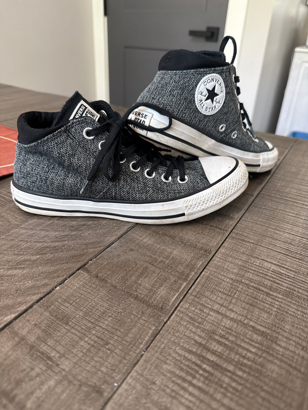 Converse Mid Chucks Chuck Taylor - size Shoes-Womens 7