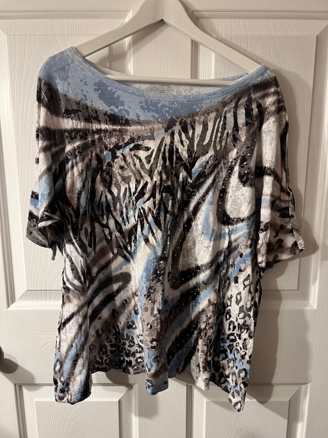 Blue/Black/Grey animal print 3/4 blouse - size Women XXL (20-22)
