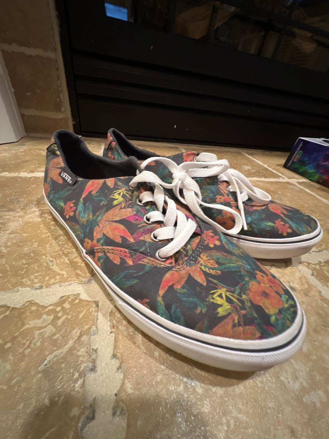 VANS LACE UP SNEAKER GREEN FLORAL - size Shoes-Womens 8.5