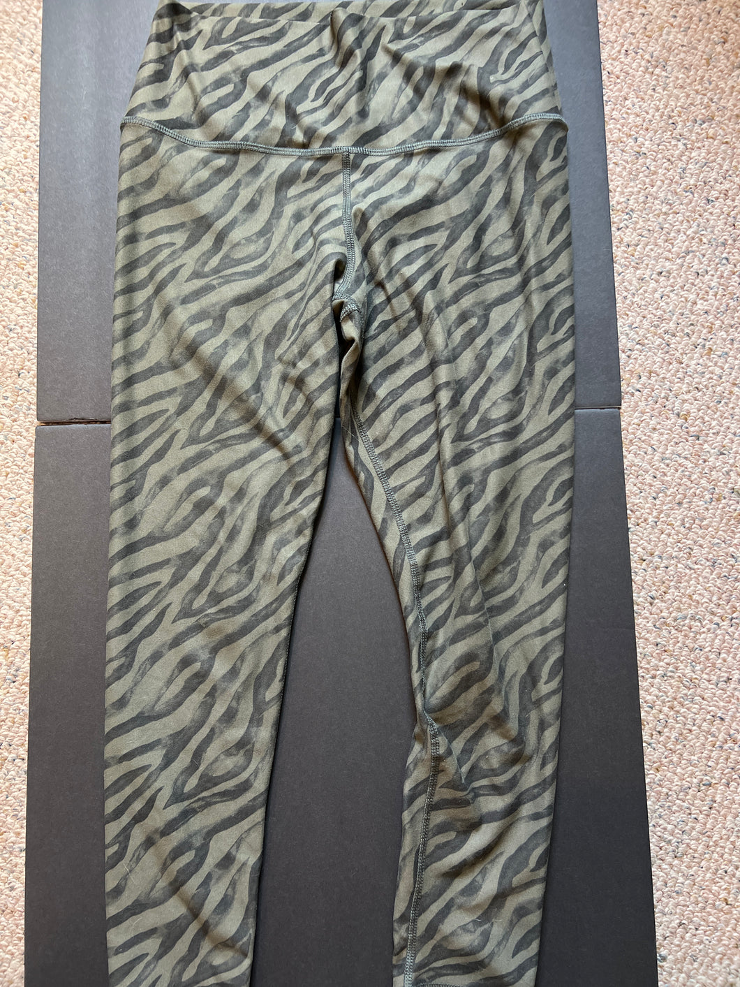 GREEN/BLACK TIGHTS ANIMAL PRINT - size Women L (12)