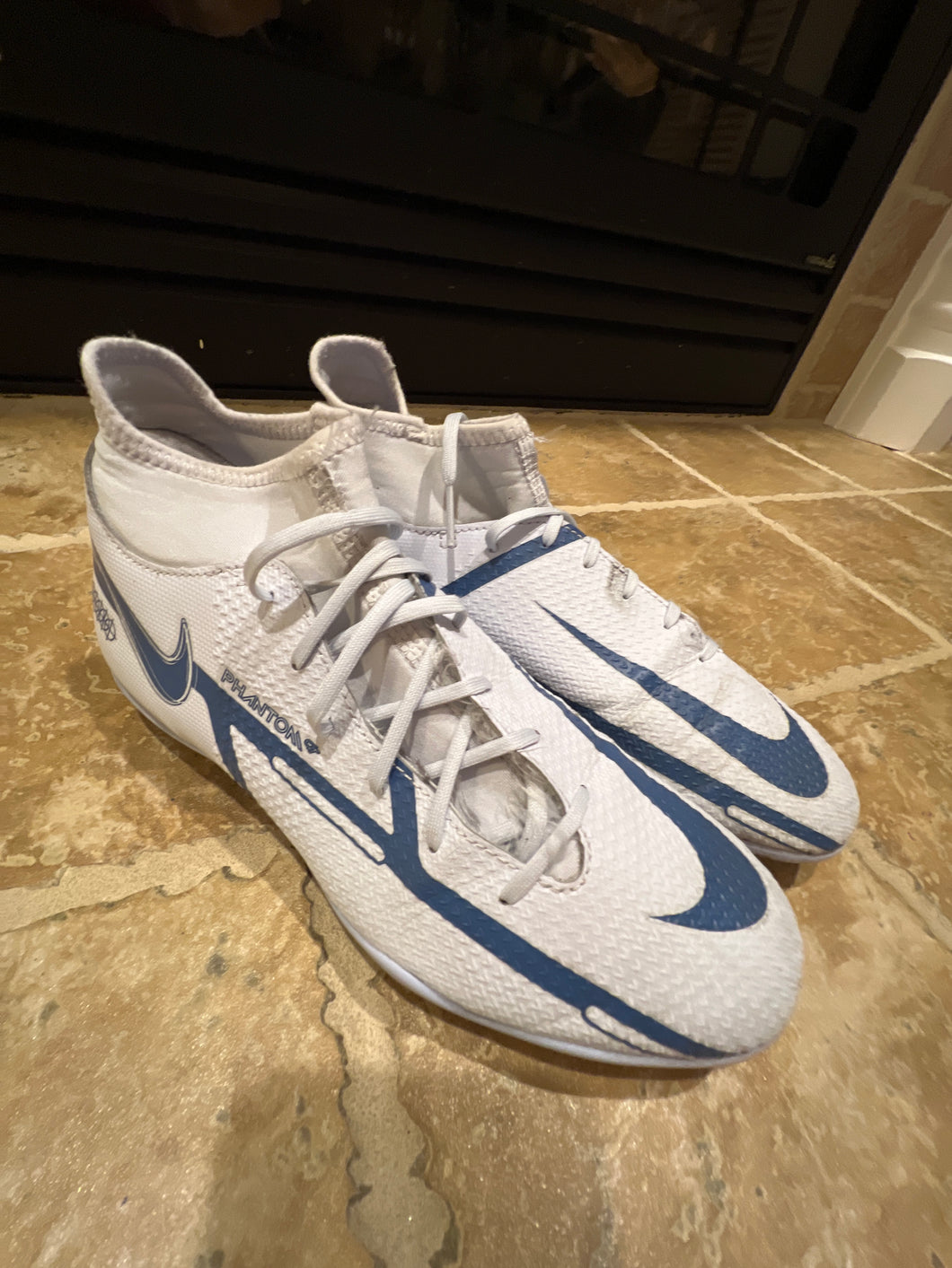 NIKE PHANTOM SOCCER CLEATS/WHITE/BLUE - size Shoes-Womens 7