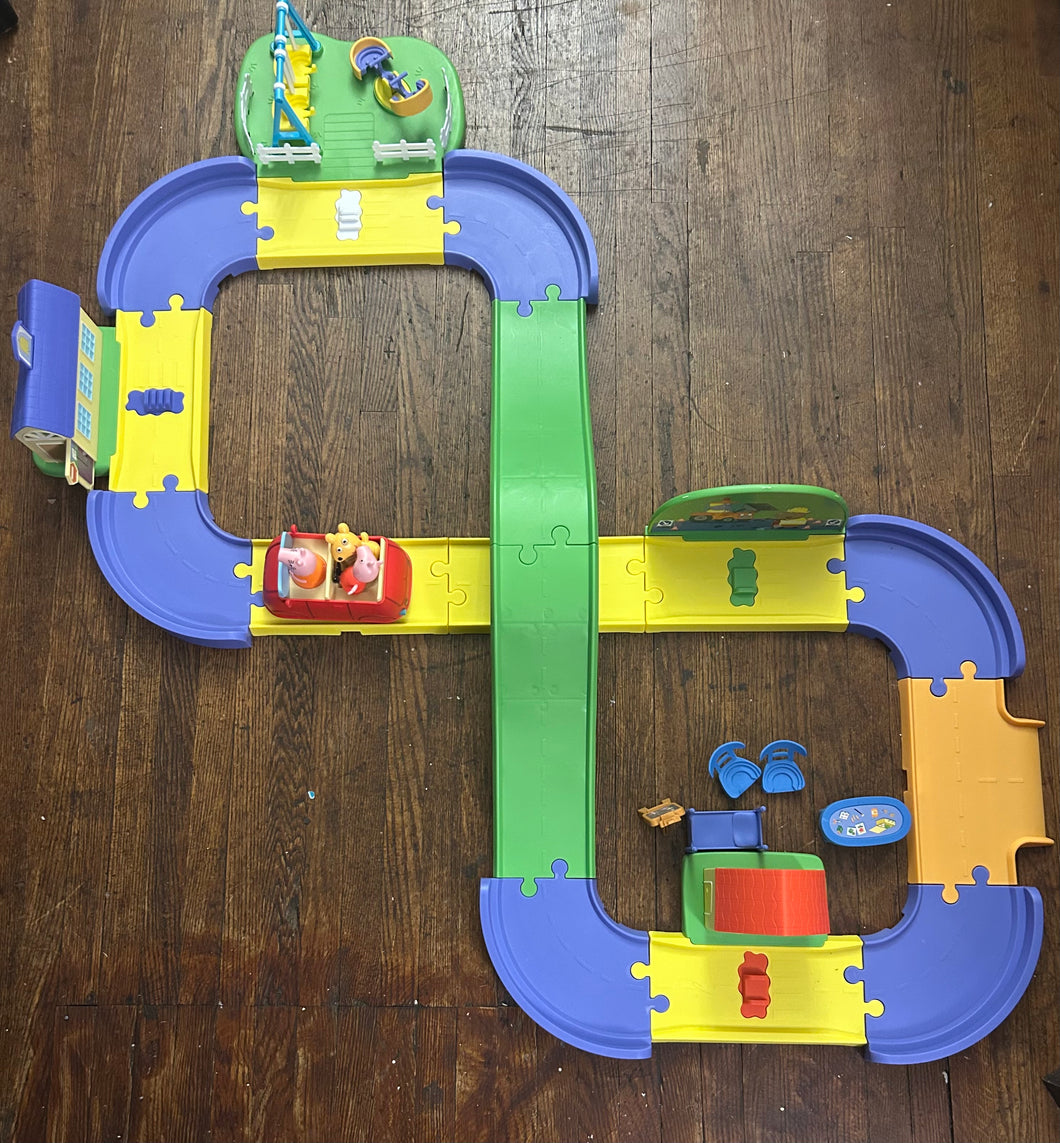 Peppa pig around town Play set complete