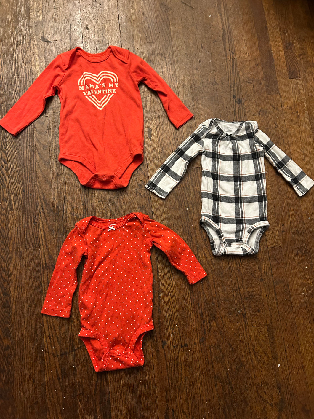 Lot of onesies carters Pink plaid red - size 12 Months