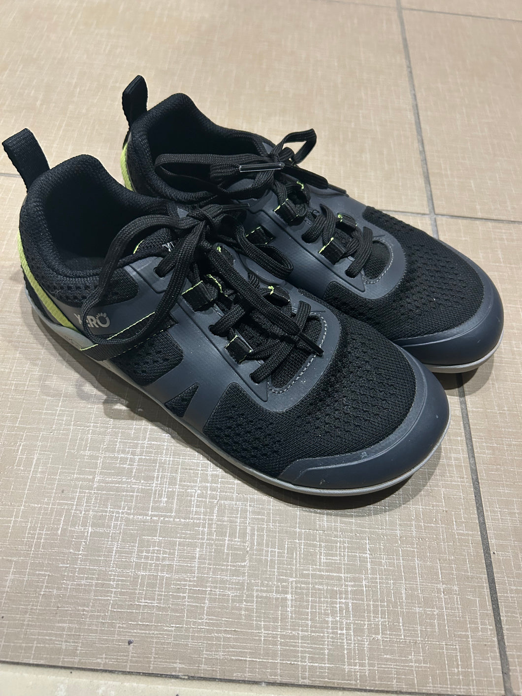 Xero comfort sneakers - size Shoes-Womens 7.5