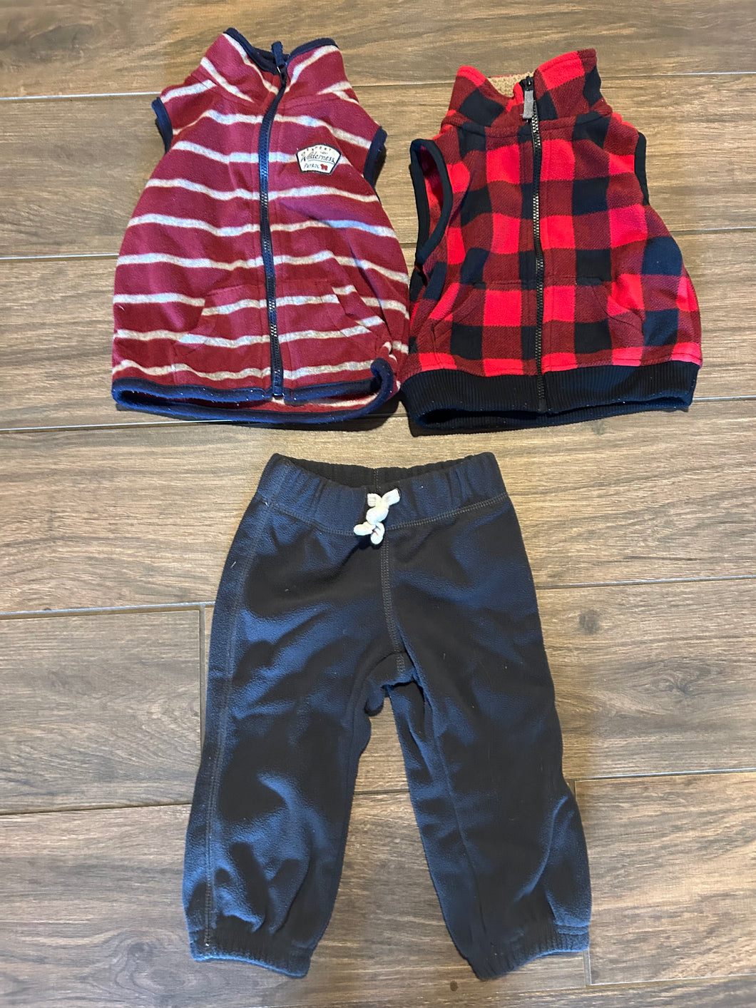 Carters fleece lot of 3 2 vests and pants - size 9 Months