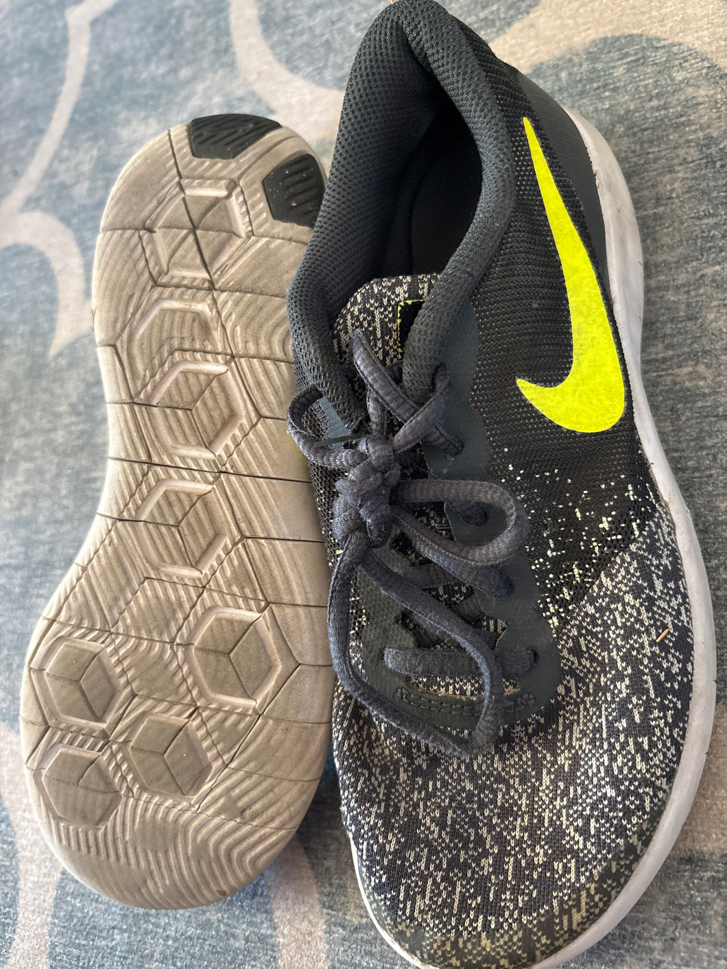 Nike grey w bright green Swoosh. Lots of life lef - size shoes-youth 5