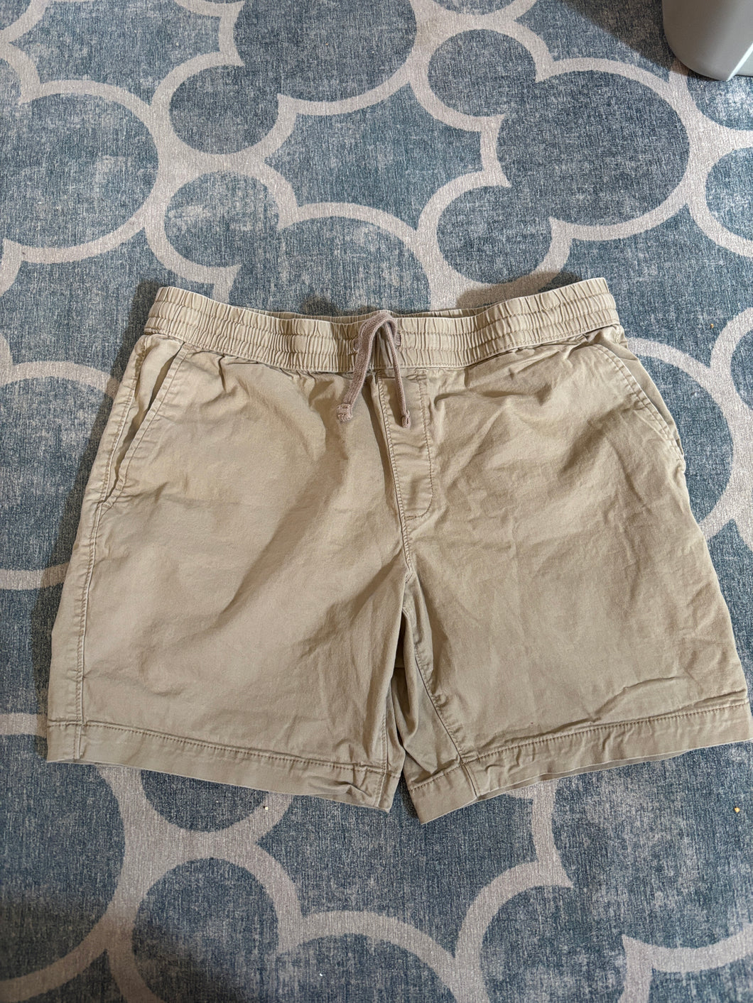 Sonoma shorts. Pull on Khaki. 7 inch inseam - size Mens M