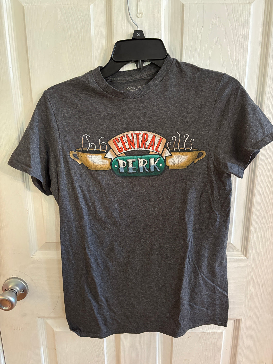Friends central Perk Cafe Grey SS tee - size Mens S