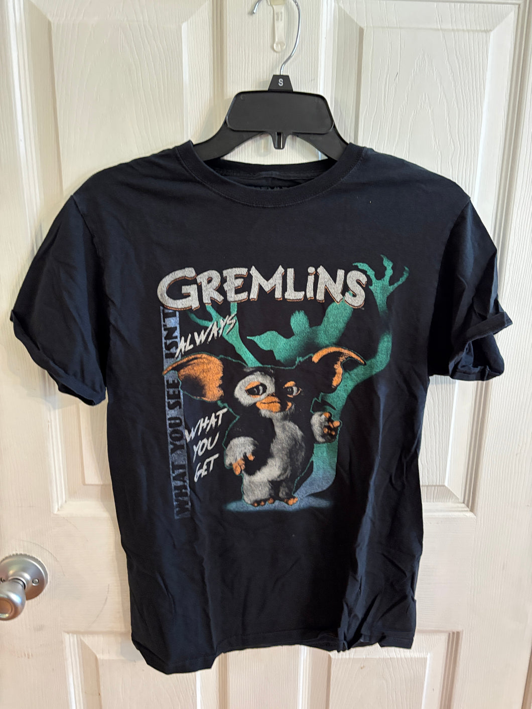 Gremlins Tee SS Blk w Gizmo - size Mens S