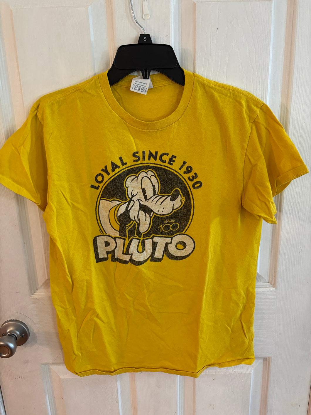 Disney Pluto Tee. Delta Pro Weight brand Ylw - size Mens M
