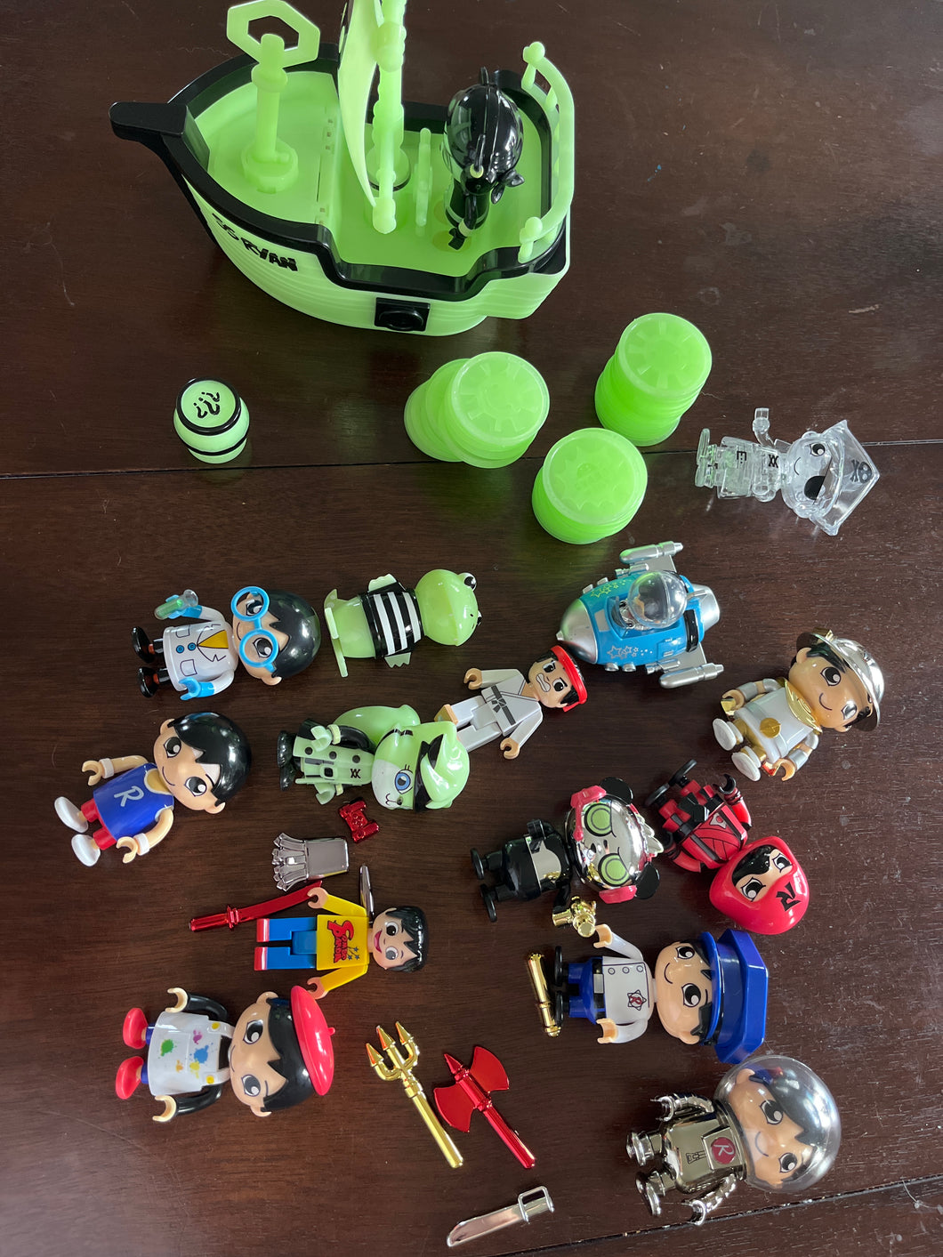 Ryan's world figures Glow ITD ship and coins