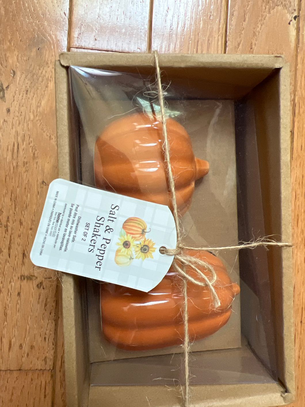 New 2 pk Salt & Pepper S Shakers