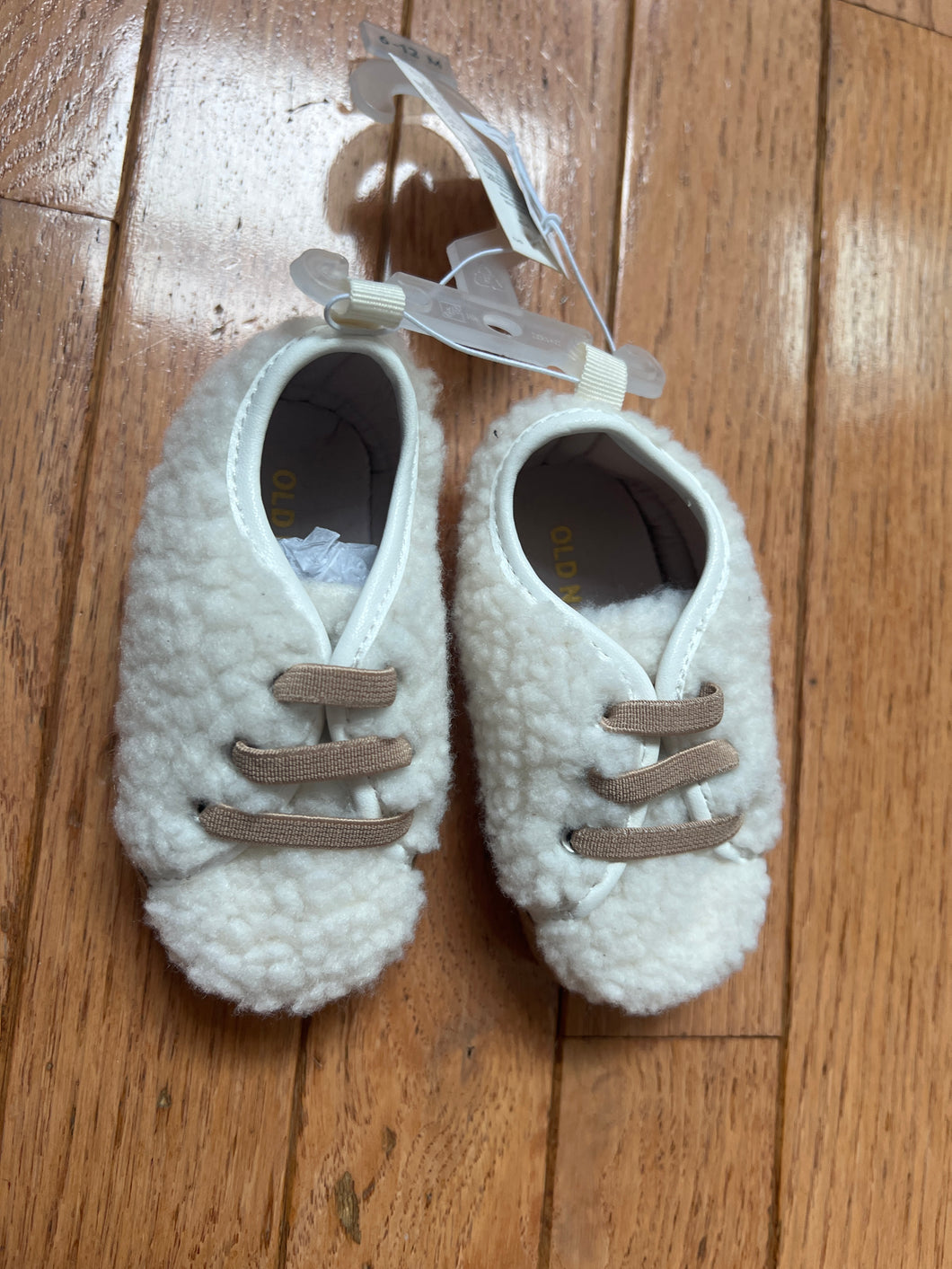 New Cream Fuzzy Shoes Old Navy Sz 6-12 months - size Shoes-Baby 0-2