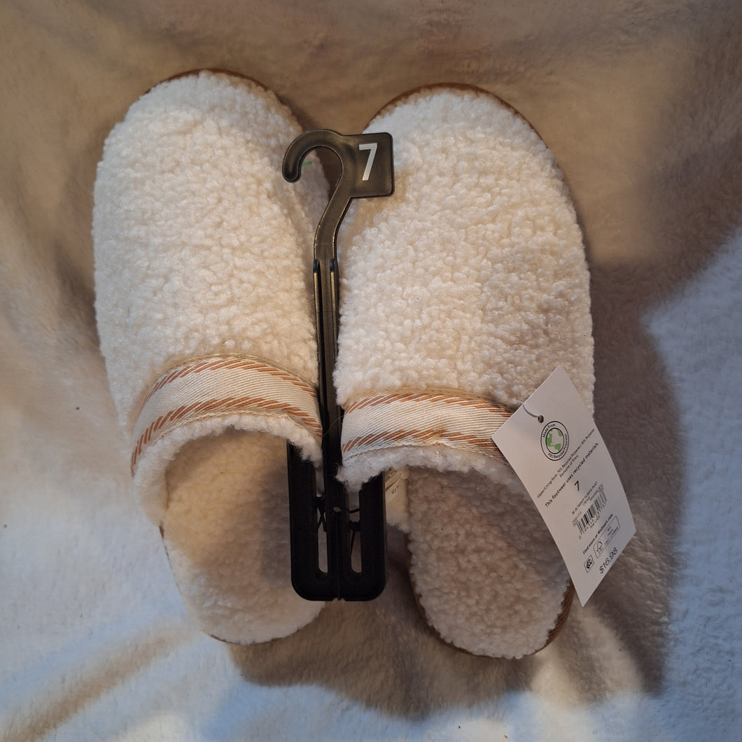 NWT JOYSPUN SLIPPERS OFF WHITE BEIGE - size Shoes-Womens 7