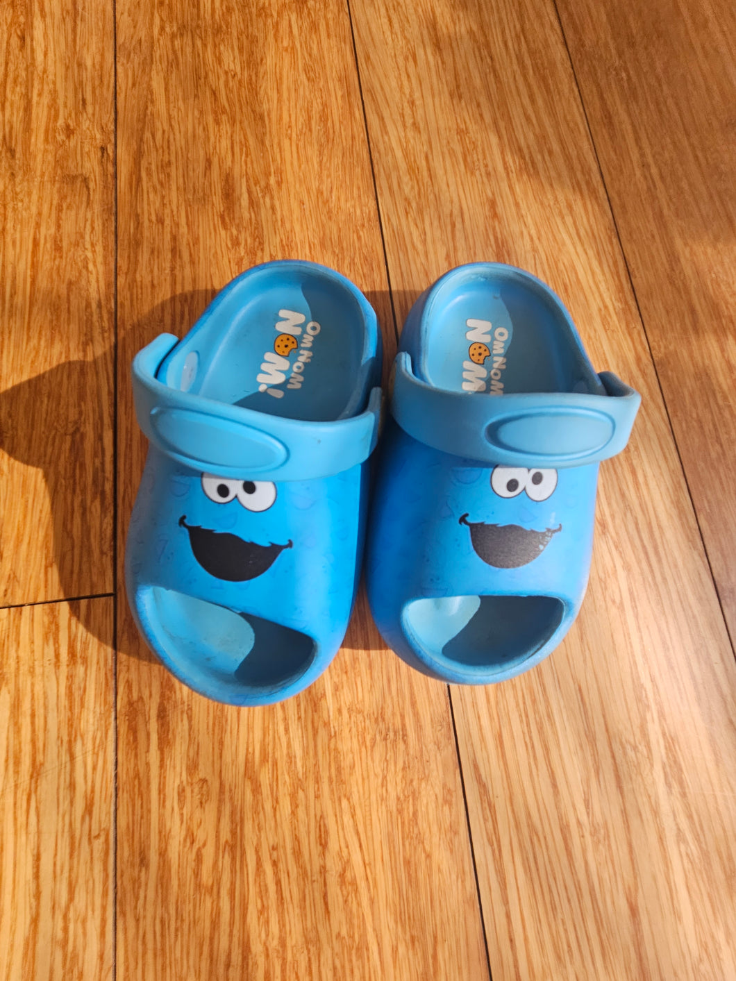 Cookie Monster Crocs - size Shoes-toddler 6