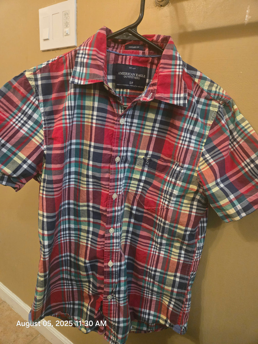 American Eagle Outfitter Red Plaid Buttonup Shirt - size Mens S