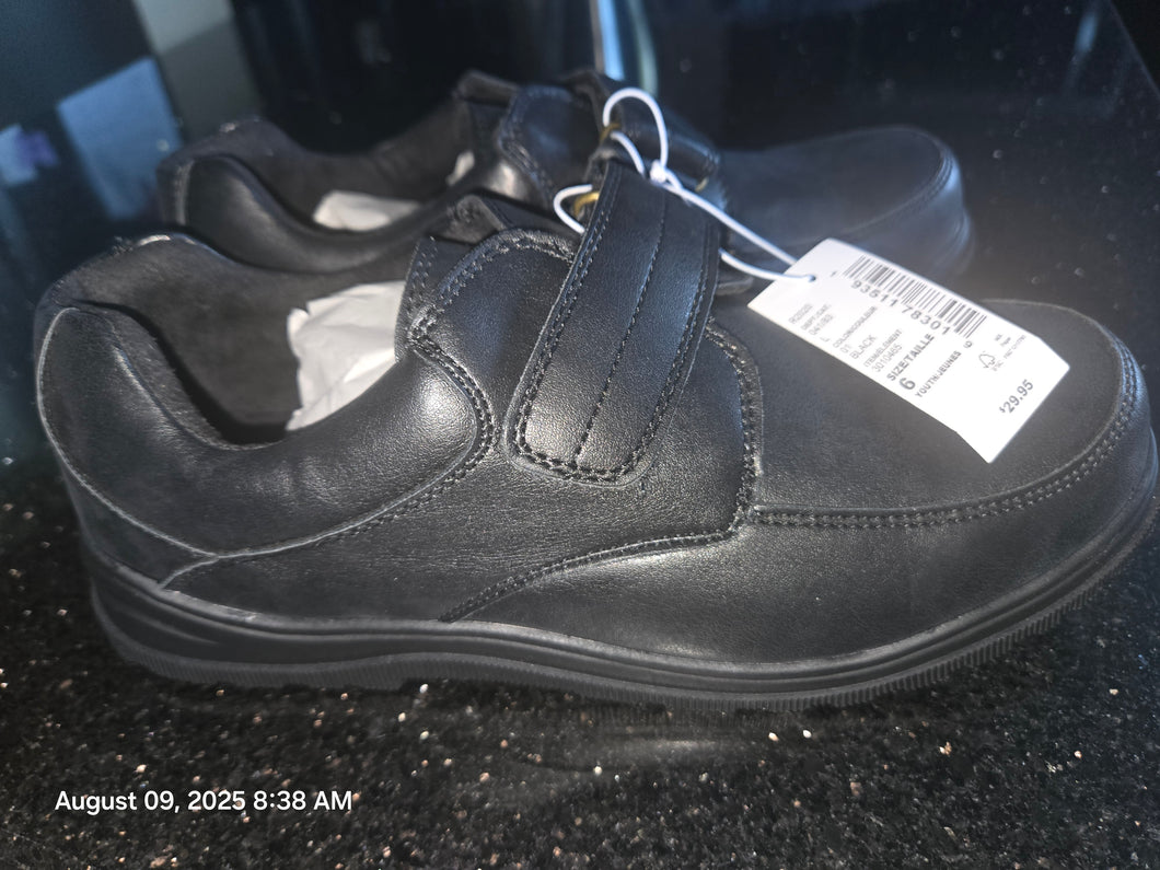 Children's Place Black NWT Uniform Shoes 6Youth - size shoes-teen 6