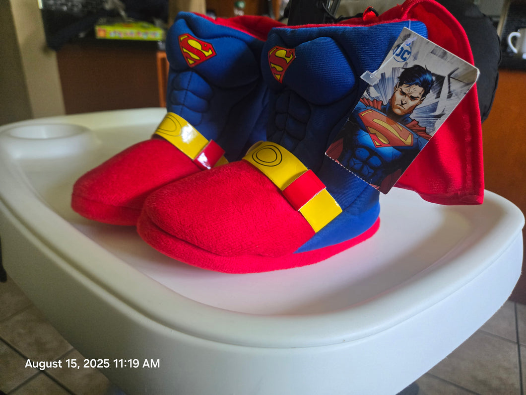 DC Superman NWT New Slippers w/ Cape L 9/10 - size Shoes-toddler 9