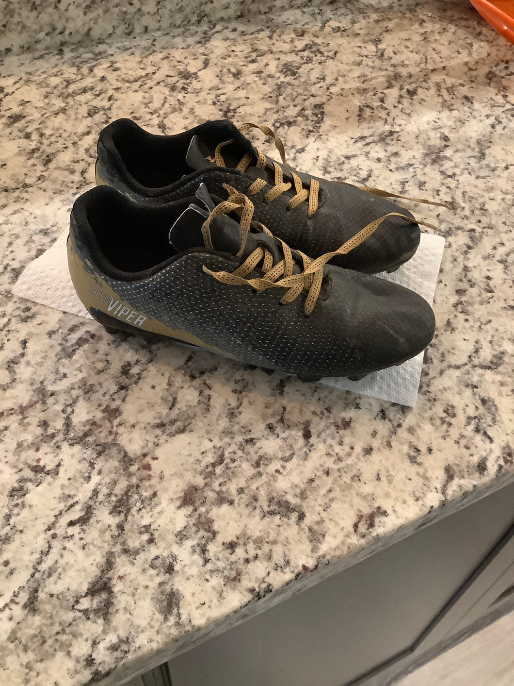DSG soccer cleats Black and gold - size Shoes-youth  3