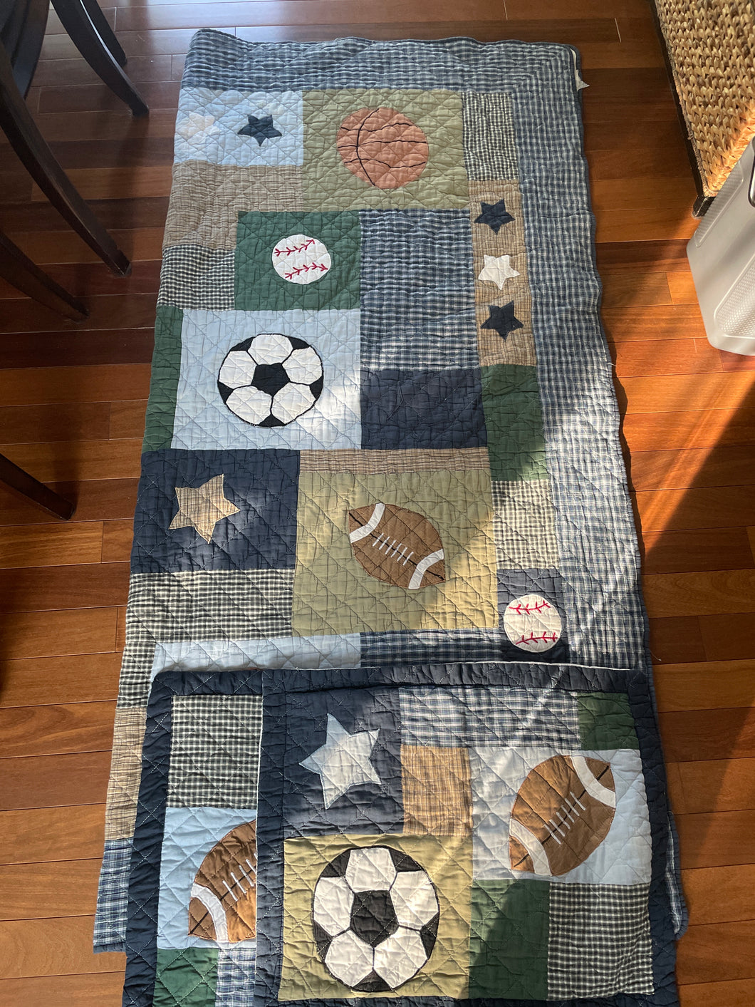 6'x6' sports themed Quilt w/ 2 pillow shams - size Crib