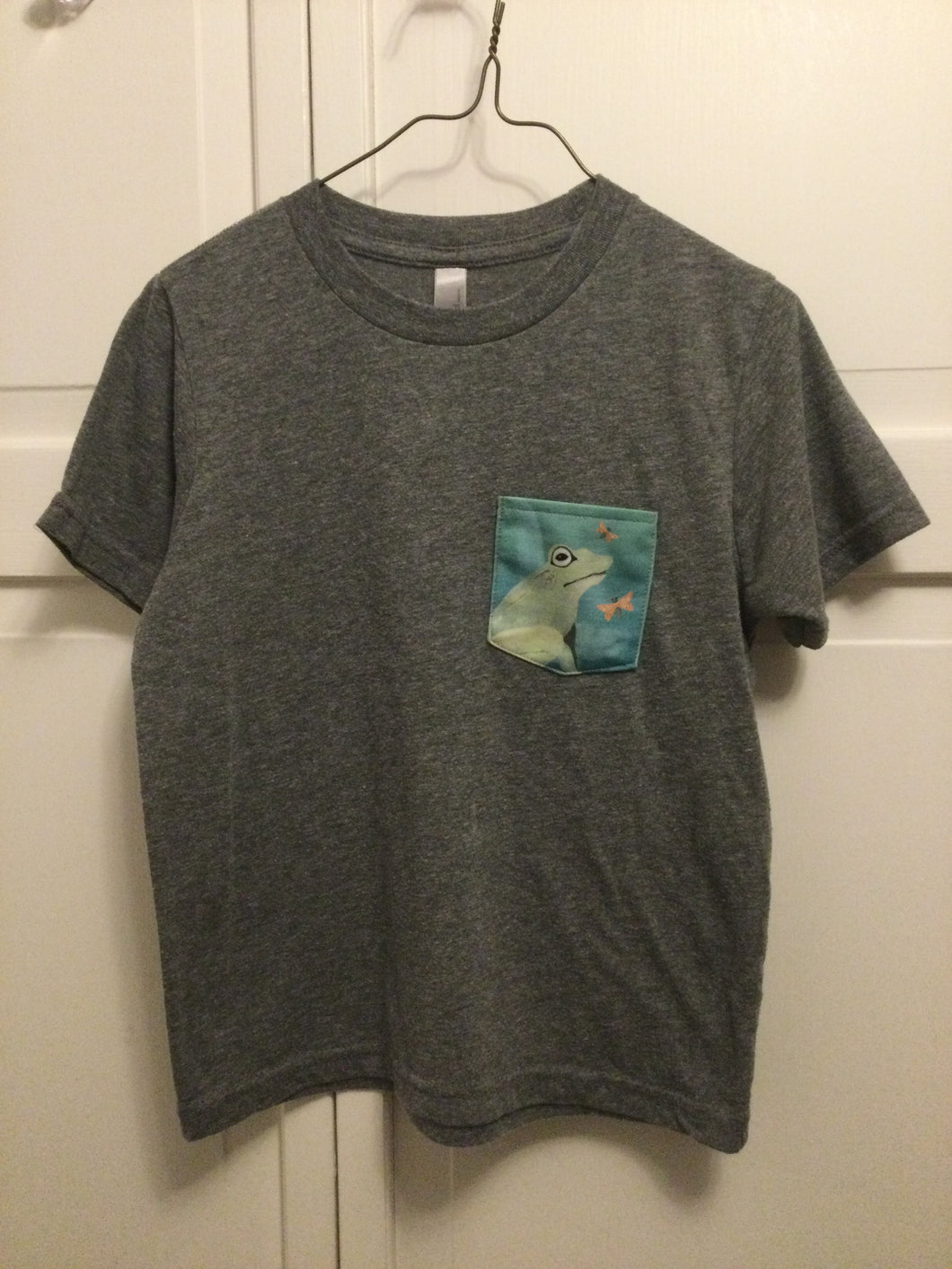 Next Level T-Shirt Gray Frog Size 6-7 - size Kids 6