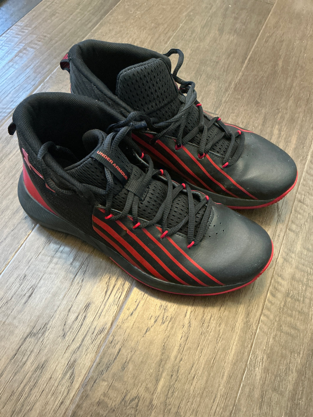 Under Armour Black & Red Basketball Shoes - size Shoes-teen 7