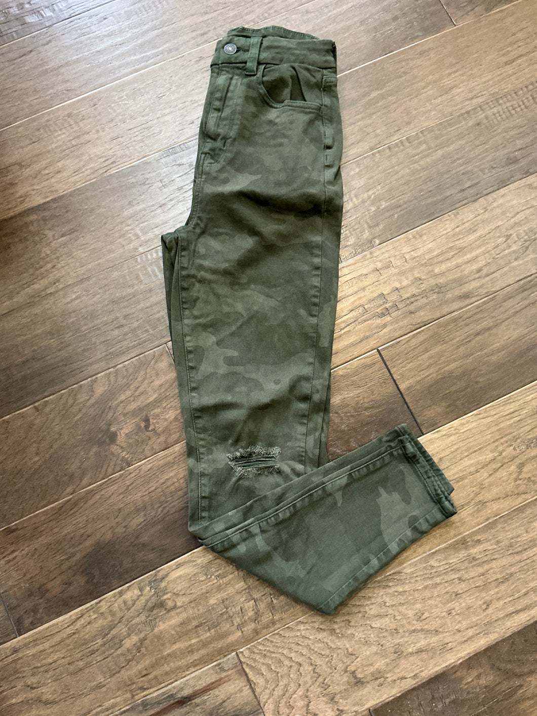 American Eagle Super Hi Curvy Camo Pants Size 2 - size Junior Girls XS (0-1)