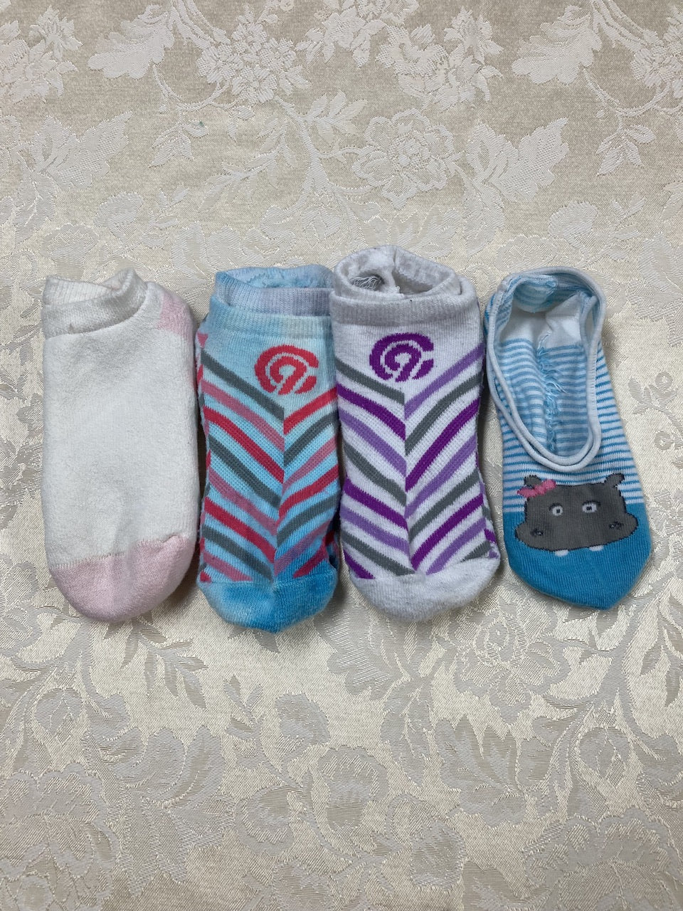 Girls ankle socks.4 pair Target brands. Ages 4-8