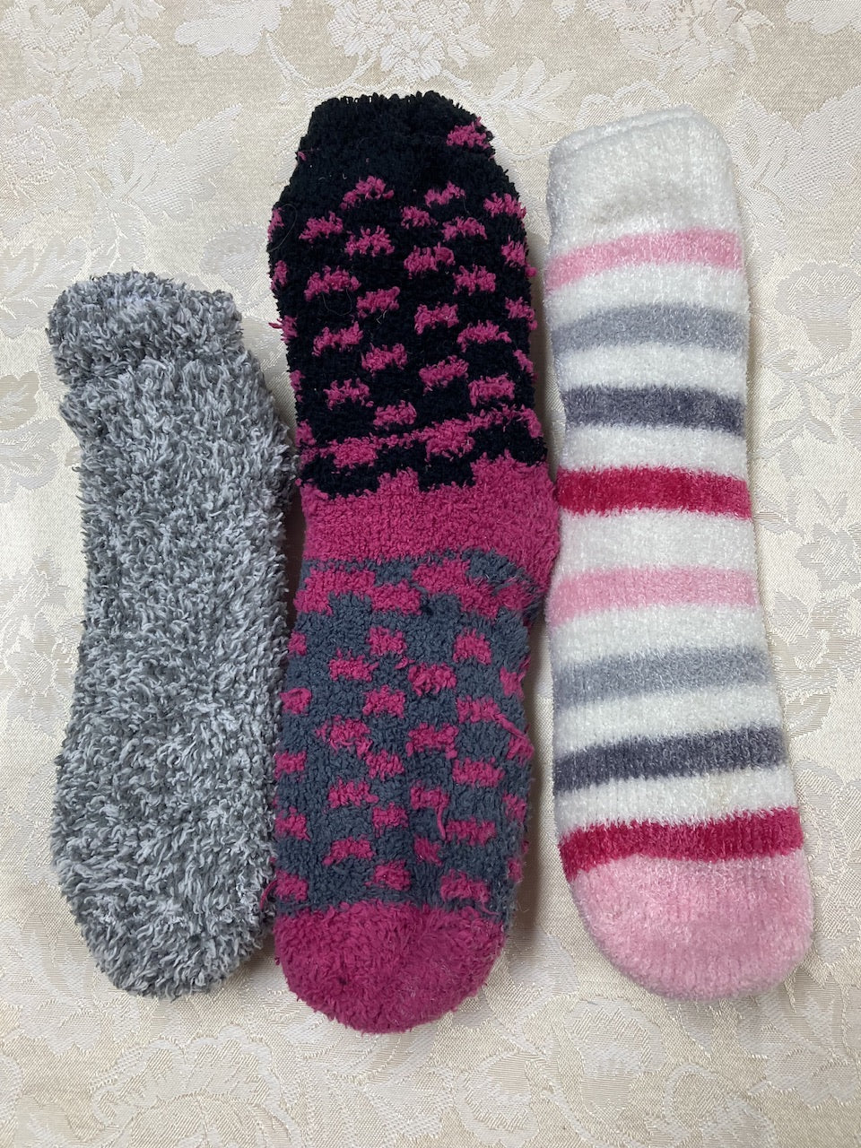 3 pair fuzzy socks pink/gray